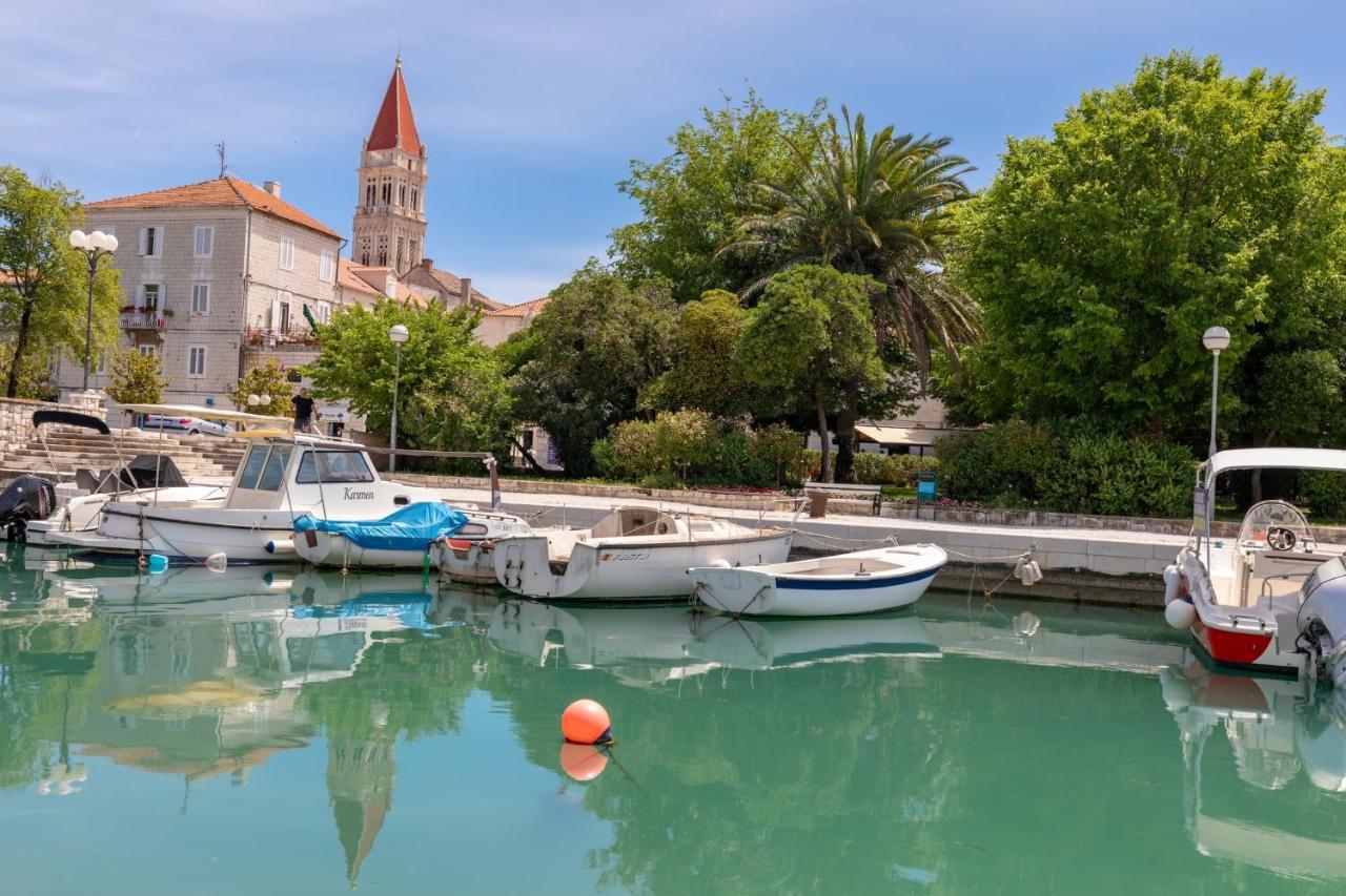 Apartments And Rooms Misic Trogir Exterior photo